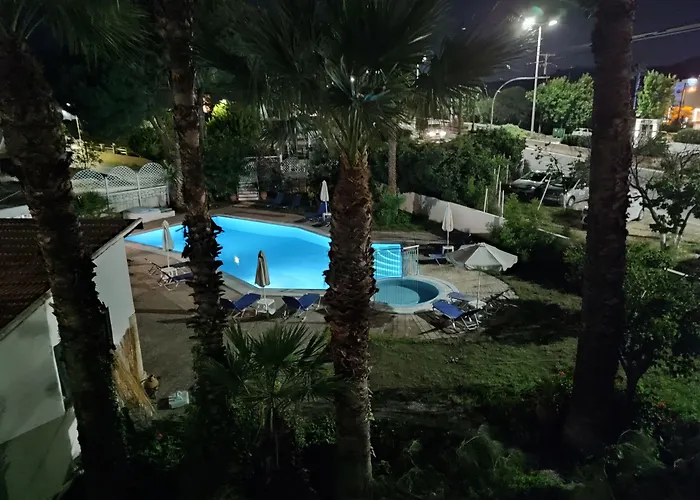 Dolphin Aparthotel 3*